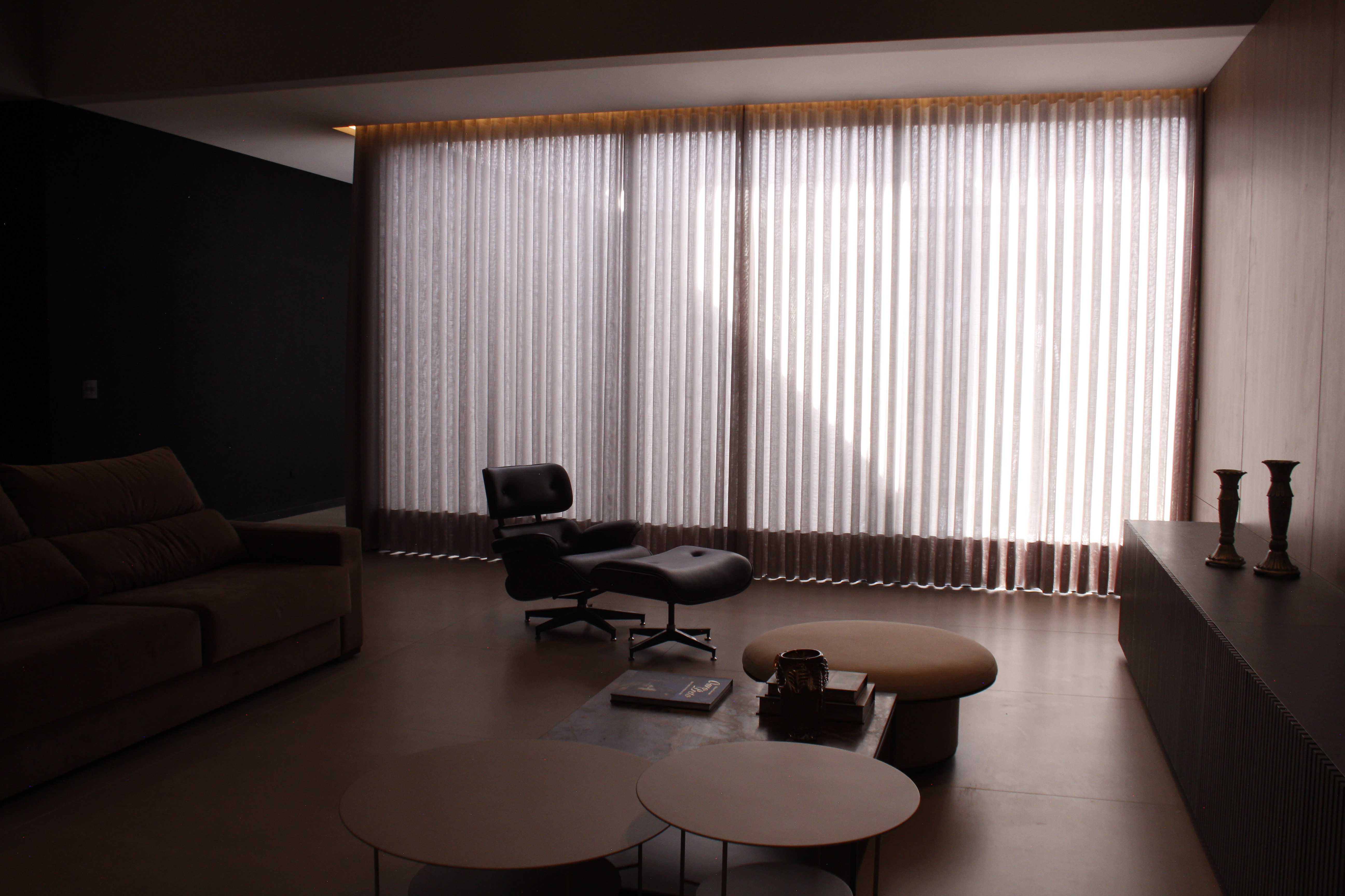 Cortinas sob medida em sala moderna