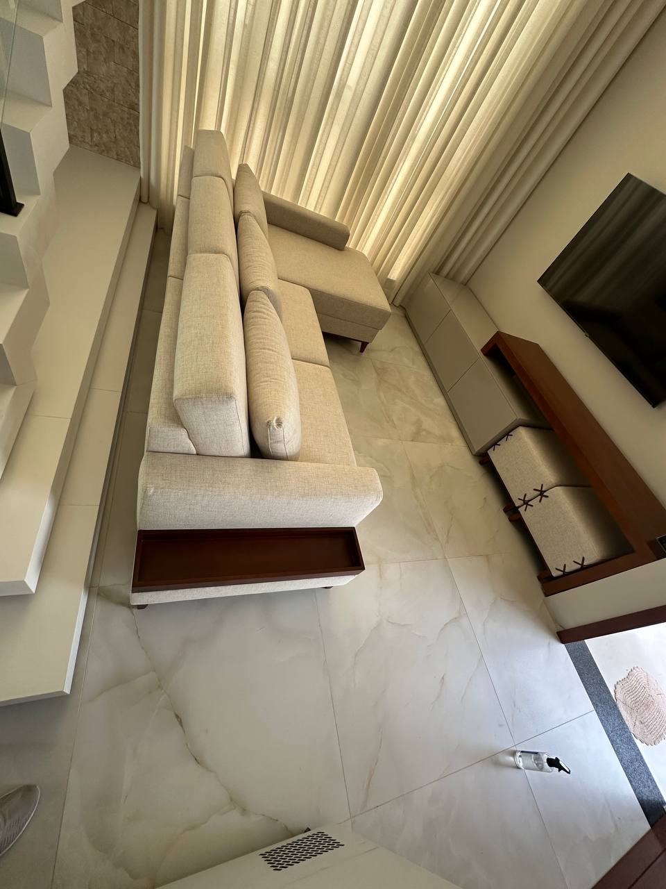 Sala de estar com cortinas sob medida ShowHome